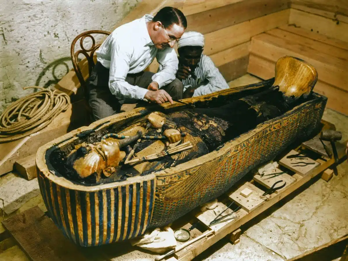 Découverte du cercueil d'or de Toutankhamon en 1925 par Howard Carter (Harry Burton / Griffith Institute / University of Oxford)